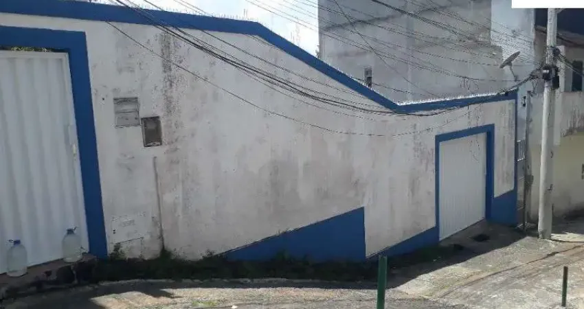 Casa com terreno amplo medindo 300 m² para construção e investimento na Cajazeiras X, escriturado a venda em Salvador Bahia