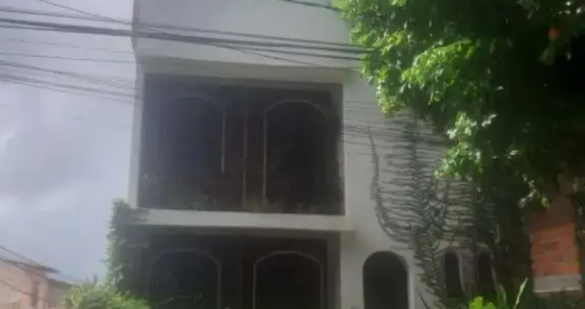 Casa três pavimentos tipo apartamento com 453, 22 m² construída com 7 quartos 3 salas varanda para Vender nos Barris centro de Salvador Bahia