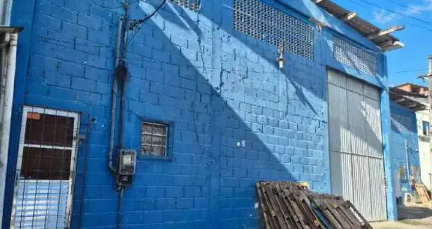 Galpão com 200 m² no Centro Empresarial Sueli portaria 24 horas pé direito medindo 6 metros, 3 salas em Águas Claras Br 324 alugar em Salvador Bahia