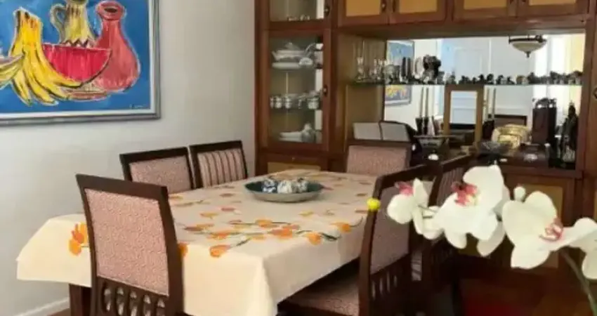 Apartamento ,  com 3 quartos todo reformado em Copacabana