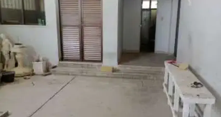 Galpão com 200 metros no costa azul, frente de rua, com terreno de 700,00 m²