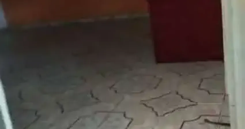 VENDE-SE UMA CASA GRANDE QUITADA COM PONTO COMERCIAL