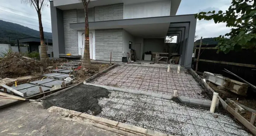 Casa Alto Padrão para Venda em Palhoça, Pedra Branca, 3 dormitórios, 1 suíte, 3 banheiros, 2 vagas