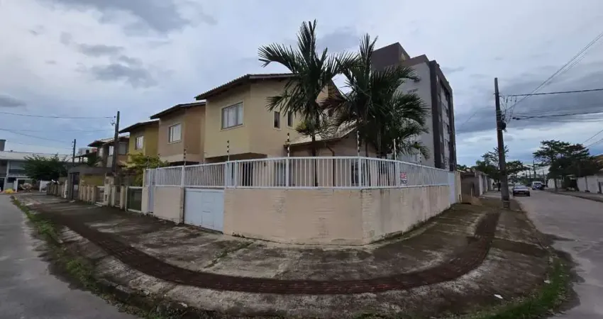 Sobrado Geminado para Venda em Palhoça, Nova Palhoça, 3 dormitórios, 2 banheiros, 2 vagas