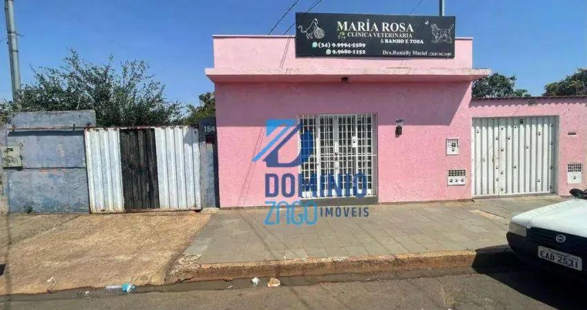 Terreno com aproximadamente 490 m2, com duas casas simples.