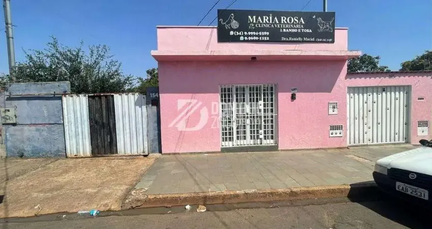 Terreno com aproximadamente 490 m2, com duas casas simples.