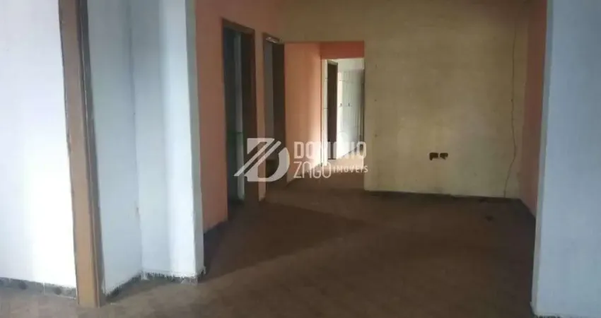 Casa no início da av. elias cruvinel / boa vista. necessita reforma.