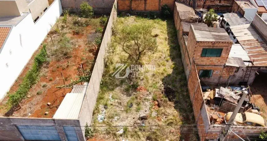 Terreno à venda na Rua Sete, Jardim Itália, Uberaba