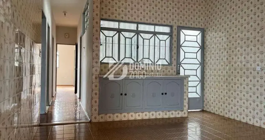 Casa com 3 quartos para alugar na Rua João Rodrigues Vilaça, Fabrício, Uberaba