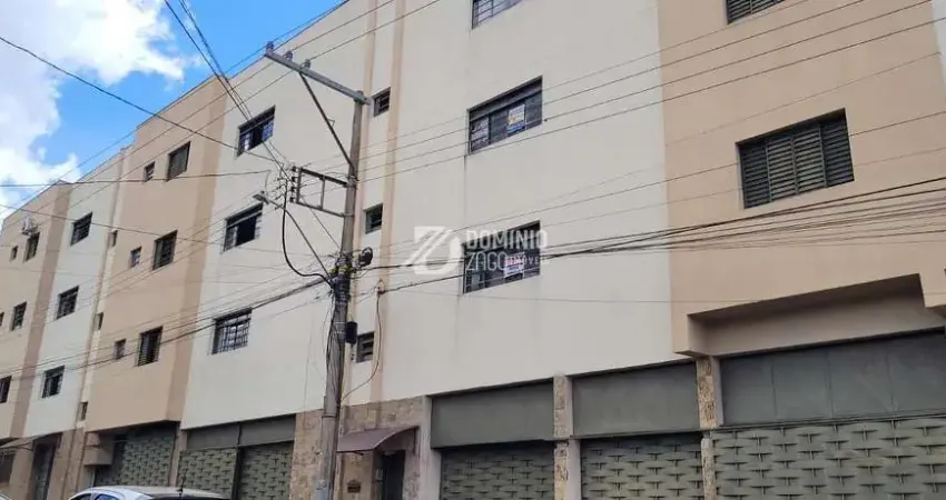 Apartamento com 3 quartos para alugar na Rua Dona Rafa Cecílio, Vila Maria Helena, Uberaba