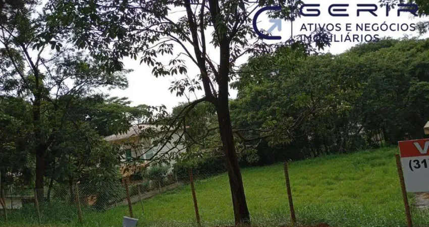 Excelente lote, localizado na avenida principal do Condomínio!
