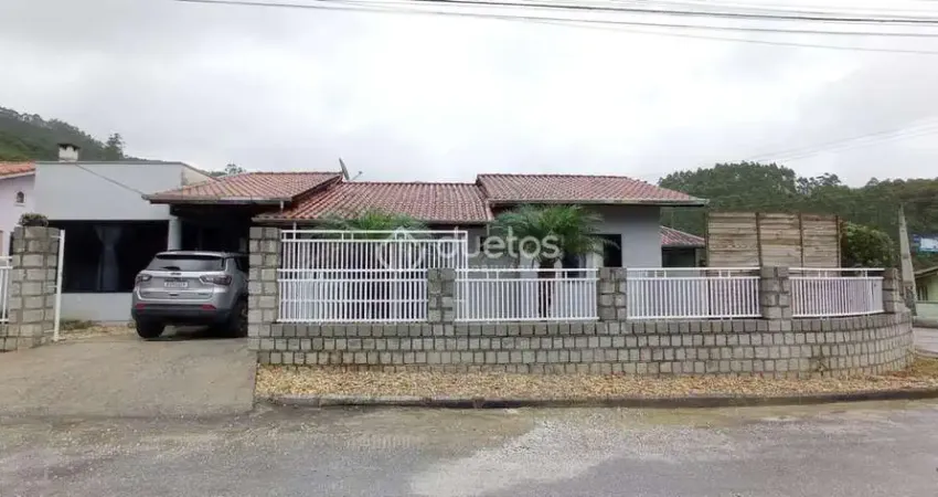 Oporunidade única, casa com piscina e galpão anexo.