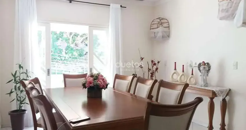 Casa com 3 dormitórios, suíte com closet, 3 sacadas e área de festas.