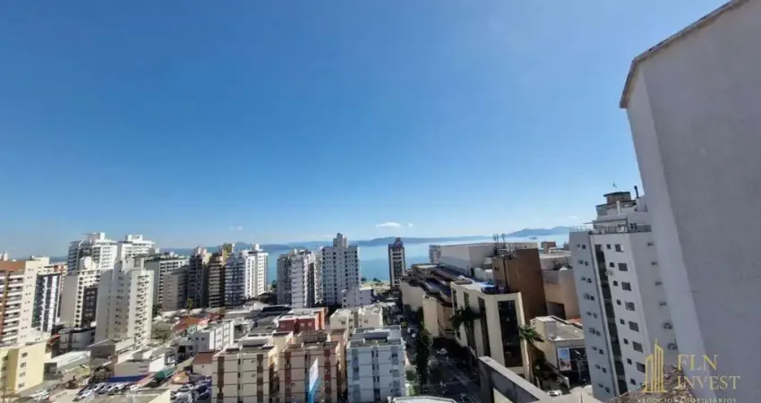 Cobertura com piscina e vista panorâmica para o mar no centro de florianópolis