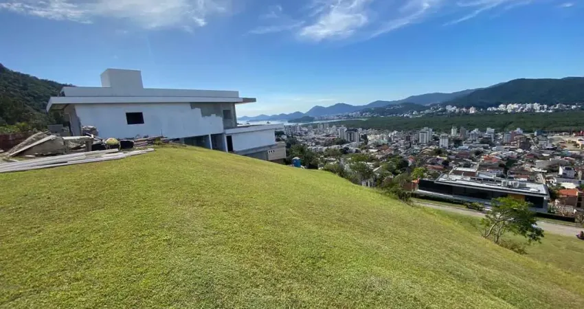 Terreno em condomínio fechado de alto padrão na trindade com vista para o mar