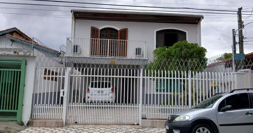 Sobrado à venda, 03 dormitórios sendo 01 suíte, muito bem localizado no bairro jardim maria augusta