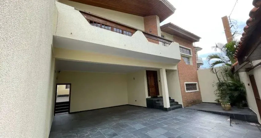 Sobrado à Venda 3 Quartos(Suíte com Hidro) Churrasqueira e Garagem para 4 Carros