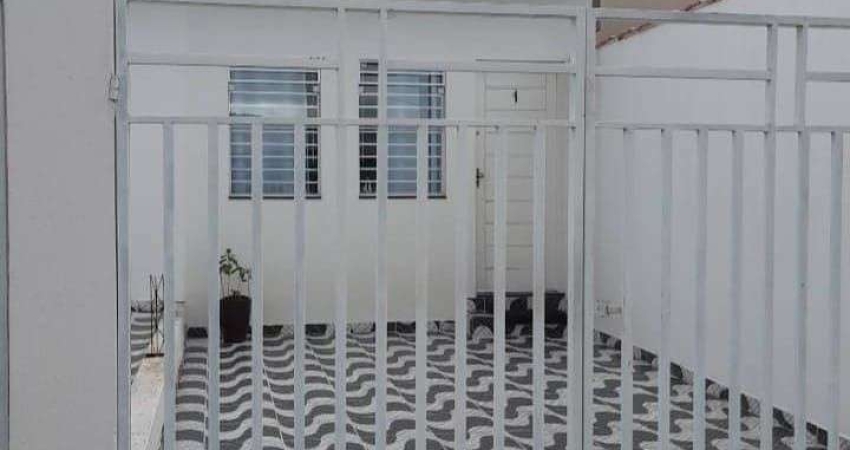 Oportunidade! Casa com 2 quartos, vaga coberta no Jd. dos Eucaliptos
