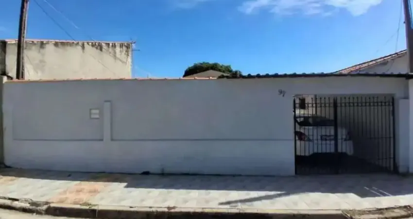 Espaçosa e bem localizada! Casa com 3 dorms e 2 vagas na Vila Fiori