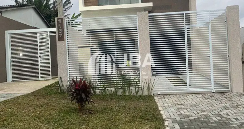 Sobrado de frente para a rua com terraço