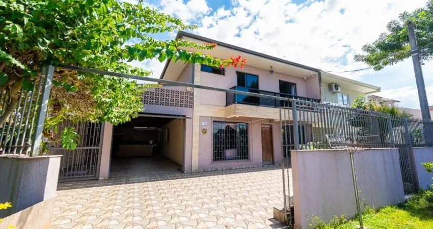 EXCELENTE TRIPLEX MUITO BEM LOCALIZADO COM 5 QUARTOS E 4 VAGAS DE GARAGEM