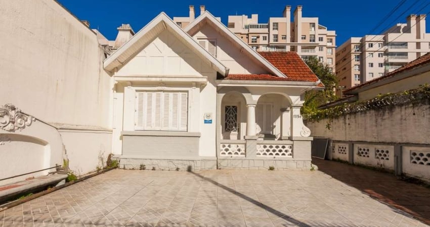 Casa com 8 quartos  para alugar, 207.00 m2 por R$4600.00  - Reboucas - Curitiba/PR