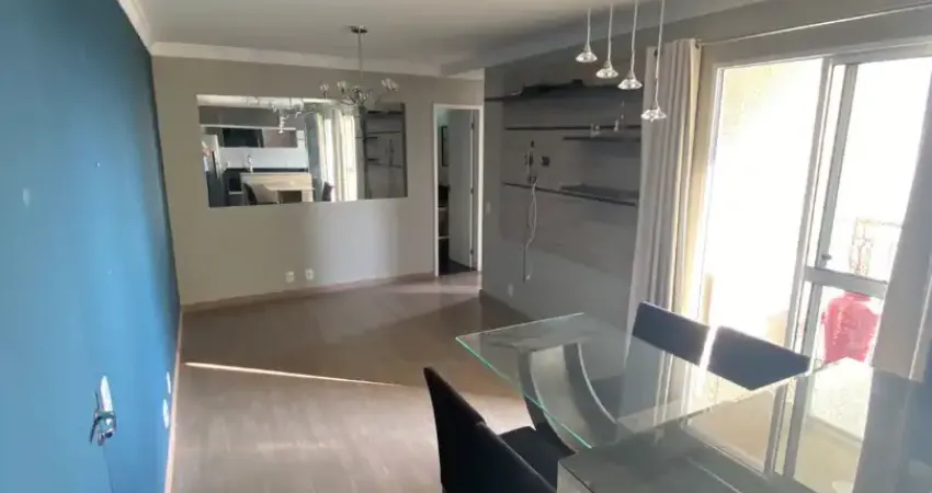 Apartamento mobiliado com dois quartos em um condomínio com lazer completo.