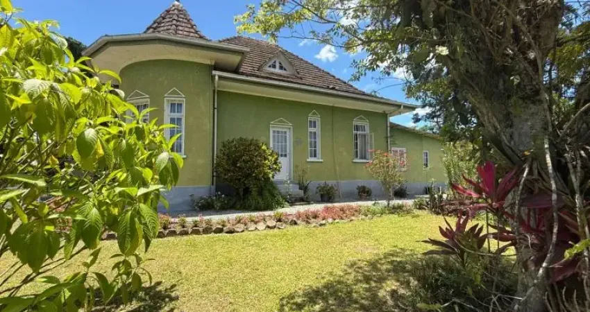 Casa no Bairro Testo Salto em Blumenau com 4 Dormitórios (1 suíte)