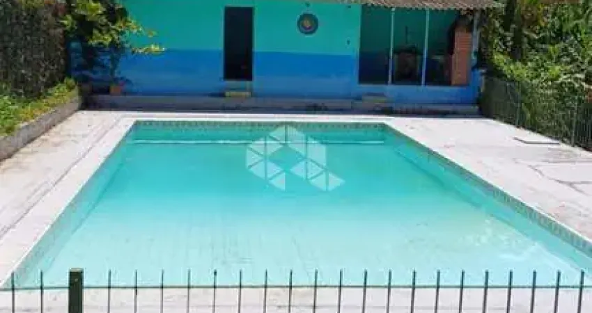 Chácara com 1.600m², Piscina, 2 Casas e Ótima Localização!