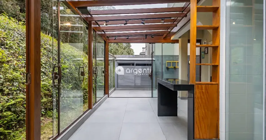 Casa ampla e semi mobiliada em condomínio fechado no bairro abranches