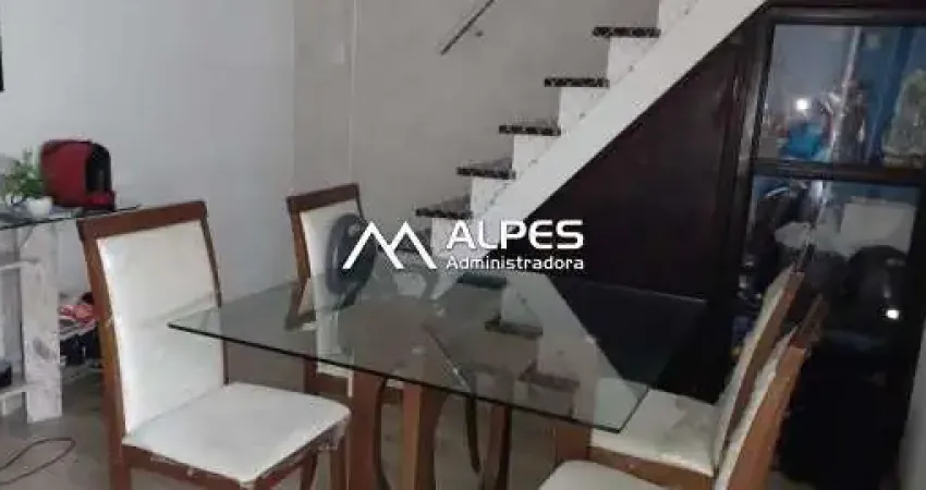 Apartamento duplex, com 3 quartos, varanda, estilo casa, em rua tranquila e familar.