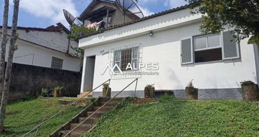 Casa fora de condominio, com 2 quartos, quintal com gramado, churrasqueira e vista livre.