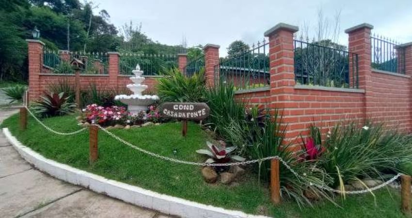 Casa de 2 quartos, mobiliada, ampla varanda e garagem, entrada independente, lugar tranquilo, condomínio com lazer.
