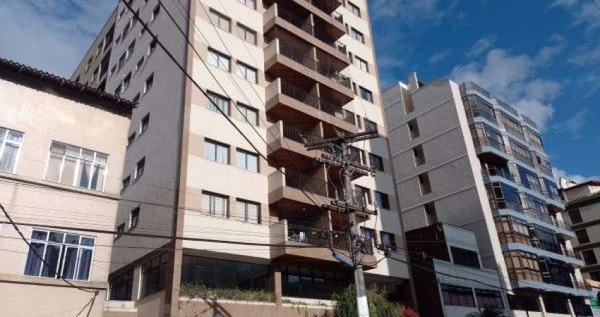 Excelente apartamento de 2 quartos com dependência revertida, bairro nobre, junto ao comércio, com elevador e garagem.