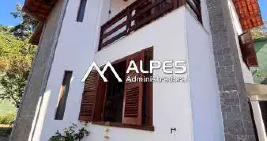 Excelente casa em condomínio, semi mobiliada, 2 quartos, varanda e garagem.