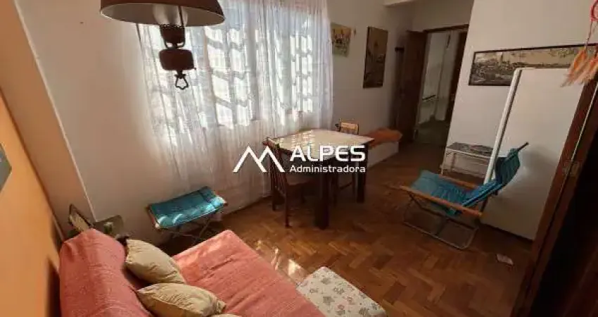 Conjugado dividido em quarto e sala, mobiliado, ensolarado, próximo a faculdade.