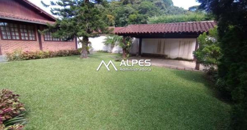 Excelente casa mobiliada em um dos melhores condomínios do bairro Comary, área de lazer com estrutura de clube.