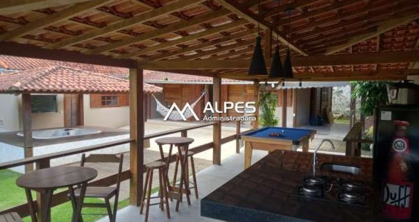 Excelente casa em condomínio linear em Vargem Grande, mobiliada, com muito verde, vista livre, com 2 casas no mesmo quintal.