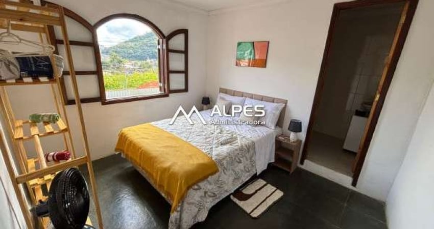 Excelente casa de 2 quartos, reformada, mobiliada, com quital e linda vista da cidade.