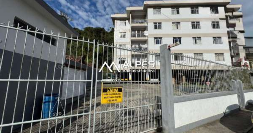 Apartamento de 2 quartos junto ao comércio e bancos, prédio com elevador e garagem