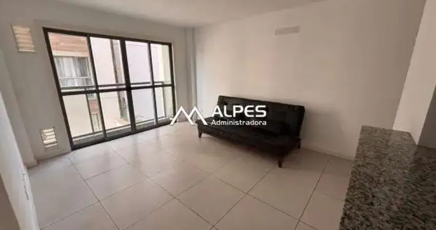Excelente apartamento amplo, arejado, em ótima localização. Condomínio com elevador e garagem.