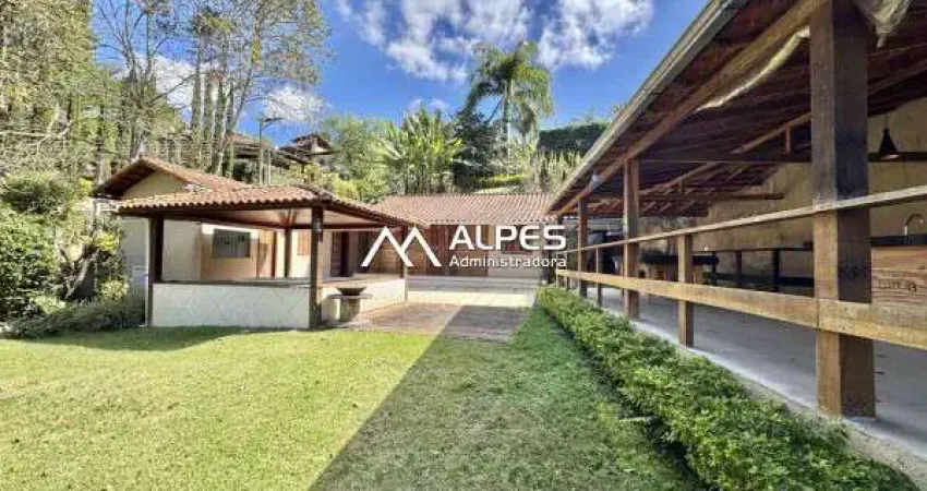 Excelente casa em condomínio, localizado em vargem grande, mobiliada, com muito verde, vista livre, com 2 casas no mesmo quintal.