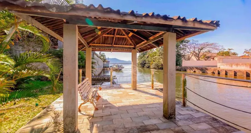 Casa com 1 dormitório à venda, 320 m² por R$ 2.000.000,00 - Piçarras - Guaratuba/PR