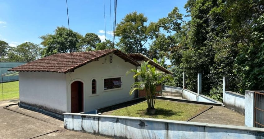 Um refúgio perfeito pra deixar a cidade pra trás, e o sossego pra dentro. Granja à venda no Parque Alt em Juiz de Fora.