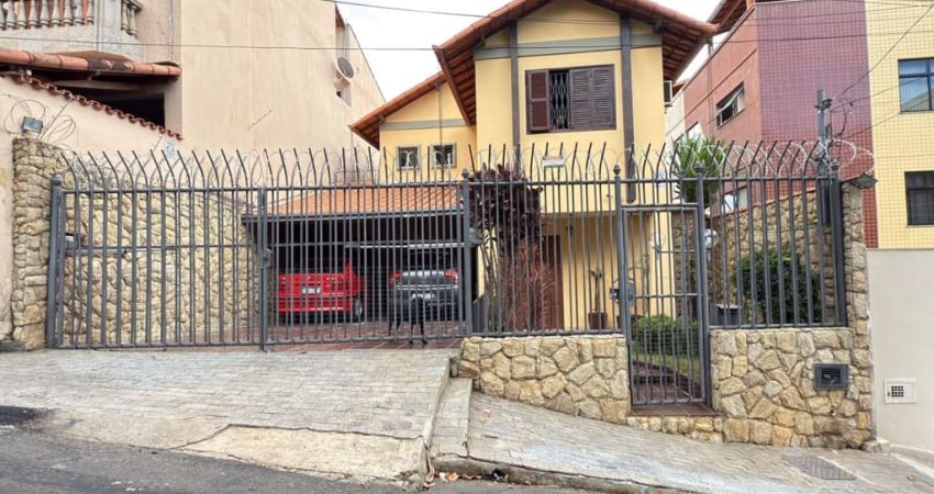 Sua chance de morar no queridinho São Mateus! Uma casa que é puro espaço e liberdade! Casa à venda.