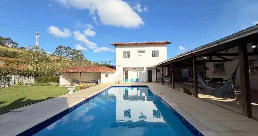 Casa com 3 quartos à venda no bairro Jardim da Serra!
