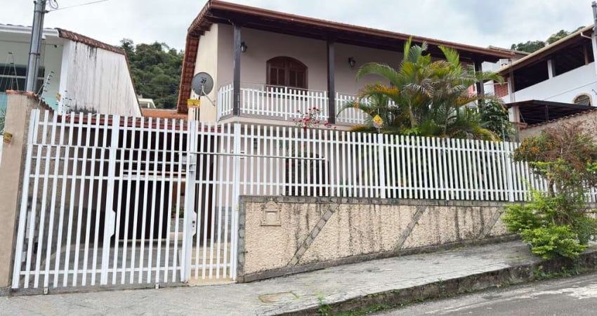 O endereço certo para quem valoriza espaço e tranquilidade! Casa à venda com 4 quartos.