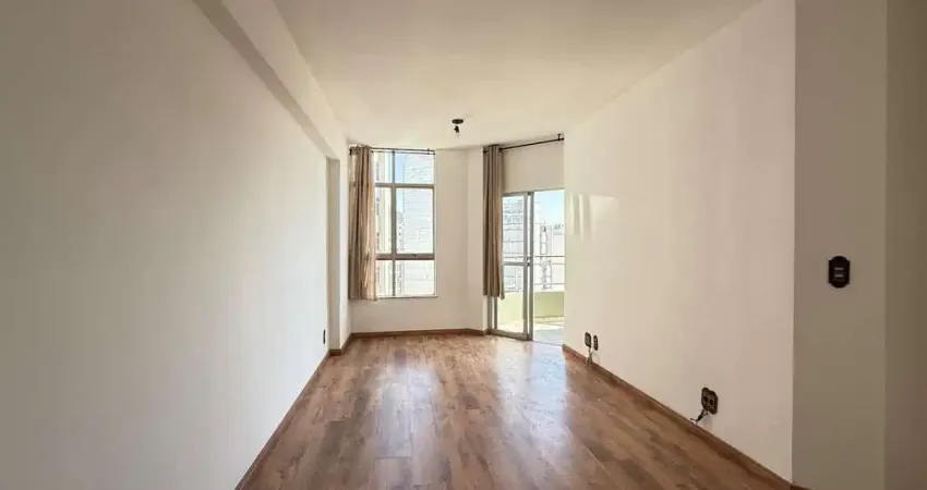 Apartamento com 1 quarto e 1 vaga de garagem em plena Av. Itamar Franco, espera por você!