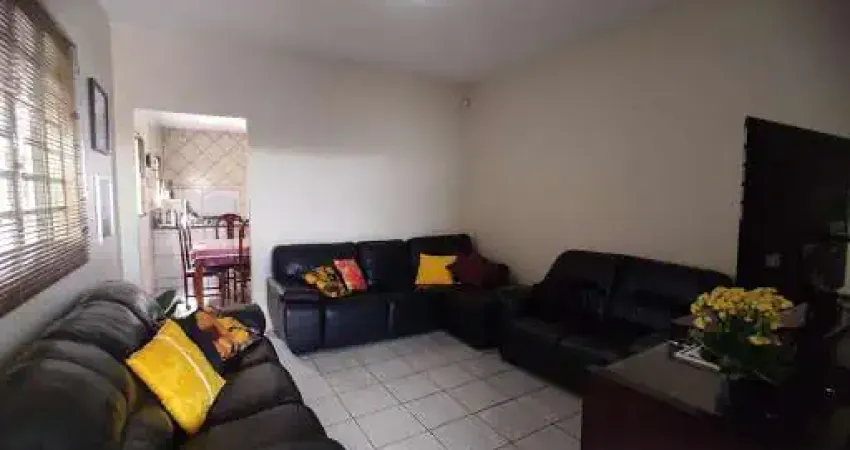 Casa Bem Localizada,  A Poucos Metros Da Av. JK