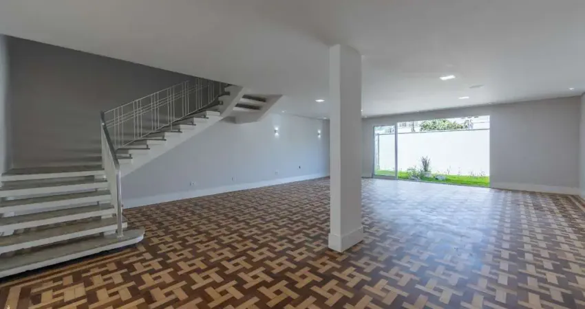 Confortável casa tipo para venda em Planalto Paulista com 4 quartos, sendo 2 suítes, 334m²